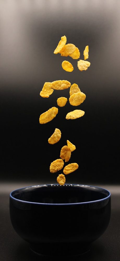 排盘 App 导出页截图，一张排好的命盘长图正在生成预览，下方排列着长图、文本、表格三种导出格式的选项按钮
