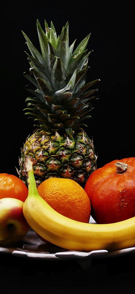 排盘 App 首页截图，深蓝背景上一张完整的命盘圆图占据屏幕中央，四周环绕着细小的干支标注，底部是一排功能图标