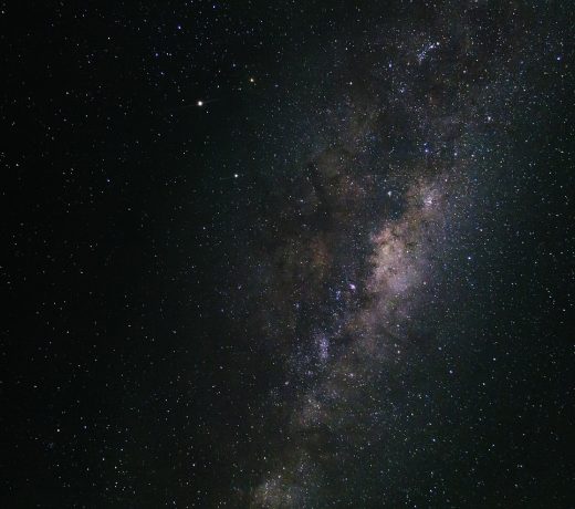 西洋星盘圆形图，十二星座宫位清晰标注，行星符号分布其中，蓝紫渐变背景，专业排盘解读场景